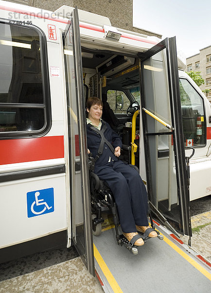 Kleintransporter  Frau  verlassen  Stärke  Ontario  Lieferwagen  Rollstuhl