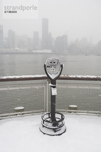 Vereinigte Staaten von Amerika USA New York City Nebel Ignoranz Fernglas Geldmünze Manhattan