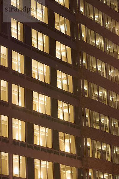 Vereinigte Staaten von Amerika  USA  beleuchtet  New York City  modern  Nacht  Gebäude  Büro  New York State