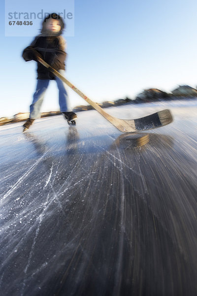 Junge - Person  See  Eis  Puck  Alberta  Calgary  Hockey  Holzstock  Stock