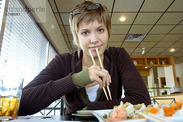 Junge Frau Sushi-Essen