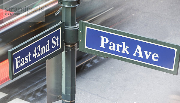 Vereinigte Staaten von Amerika  USA  New York City  Richtung  Straße  Fernverkehrsstraße  Zeichen  Straßenkreuzung  Kreuzung  42nd Street  Allee  Manhattan  Signal