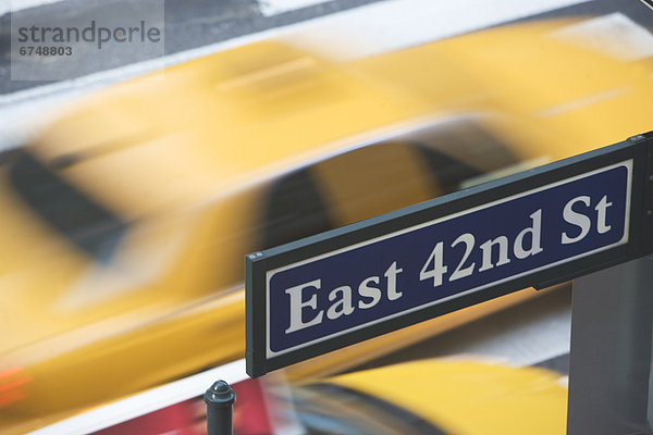 Vereinigte Staaten von Amerika  USA  New York City  Richtung  Straße  Fernverkehrsstraße  Zeichen  42nd Street  Manhattan  Signal