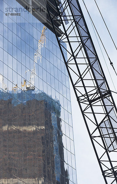 Vereinigte Staaten von Amerika  USA  Kranich  New York City  Glas  Spiegelung  Hochhaus  Turmkran  New York State