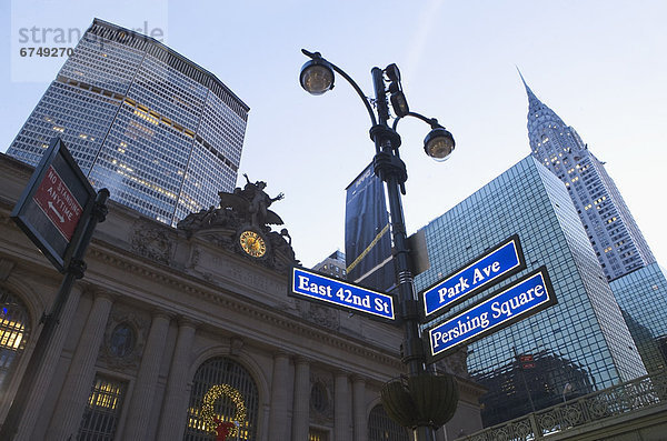 Vereinigte Staaten von Amerika  USA  entfernt  niedrig  New York City  Lifestyle  Gebäude  Ehrfurcht  Besuch  Treffen  trifft  Ansicht  Flachwinkelansicht  Mittelpunkt  Winkel  New York State  Haltestelle  Haltepunkt  Station