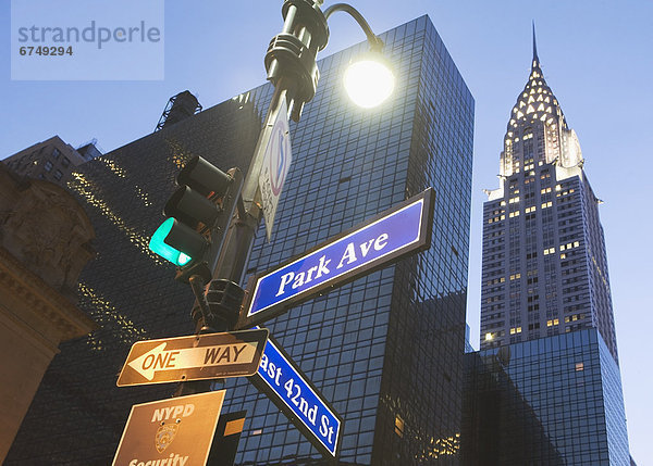 Vereinigte Staaten von Amerika  USA  niedrig  New York City  Gebäude  Straße  Zeichen  Ansicht  Flachwinkelansicht  Name  Chrysler  Winkel  New York State  Signal