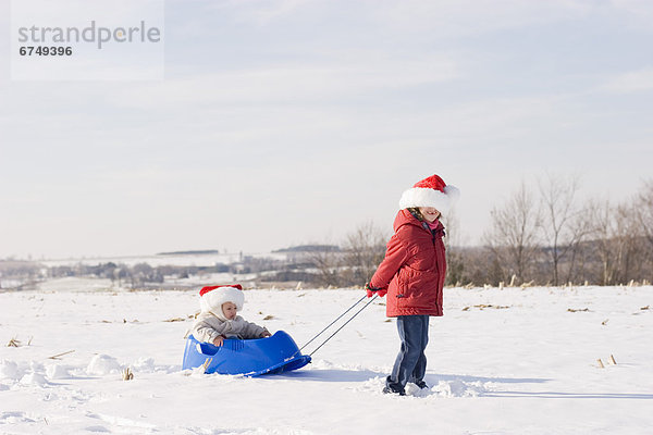 ziehen Bruder Schwester Schlitten Schnee