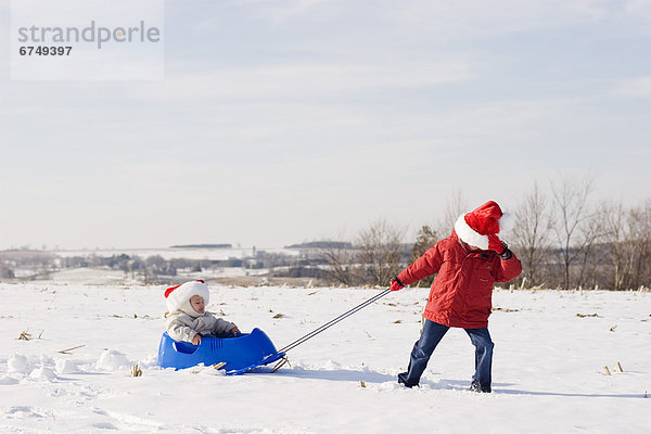 ziehen Bruder Schwester Schlitten Schnee