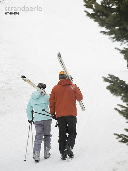 Ski  gehen  über  Menschliche Schulter  Schultern