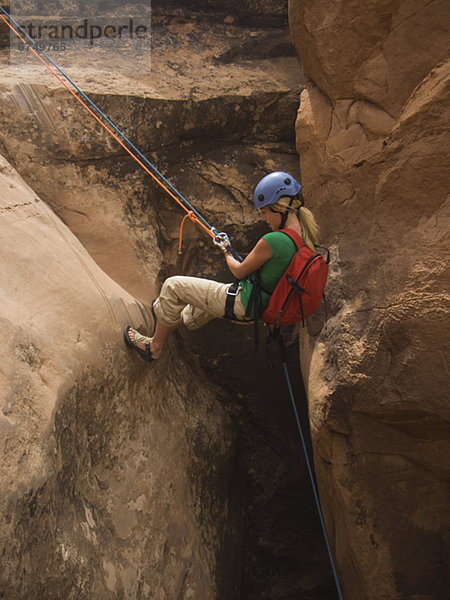 Frau  abseilen  Schlucht