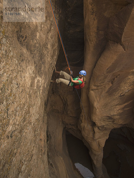 Frau  abseilen  Schlucht