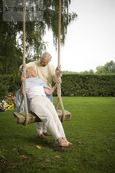 Senior  Senioren  schaukeln  schaukelnd  schaukelt  schwingen  schwingt schwingend  Frau  Mann  schieben  Schaukel