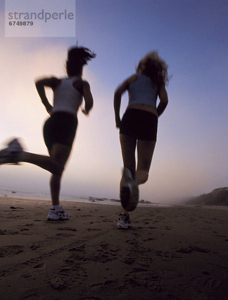 Frauen joggen am Strand