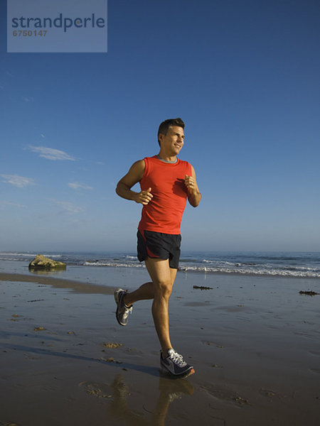 Mann joggen am Strand