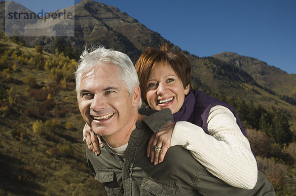 Senior  Senioren  Mann  Vereinigte Staaten von Amerika  USA  geben  Ehefrau  fahren  huckepack  mitfahren  Utah
