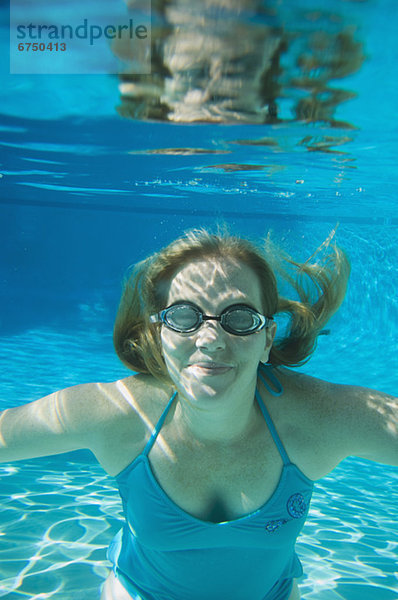 Frau Schutzbrille Unterwasseraufnahme Kleidung