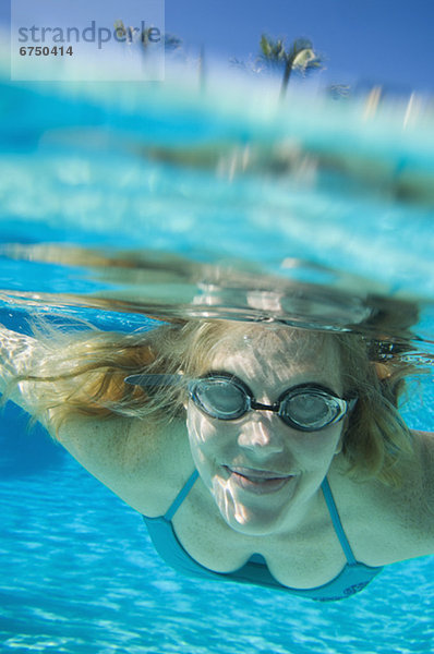 Frau Schutzbrille Unterwasseraufnahme Kleidung