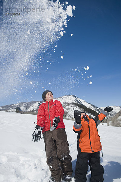 Brüder im Schnee spielen