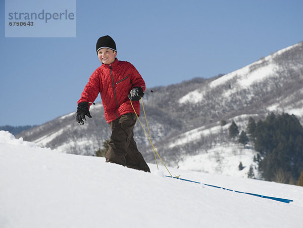 ziehen  Junge - Person  Schlitten  Schnee