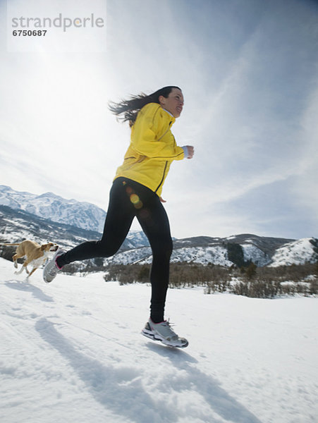 Frau  rennen  Hund  Schnee