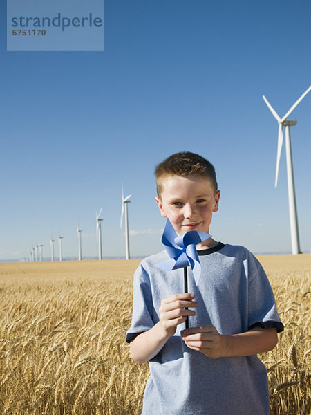 Junge - Person halten Windrädchen Windrad Windpark