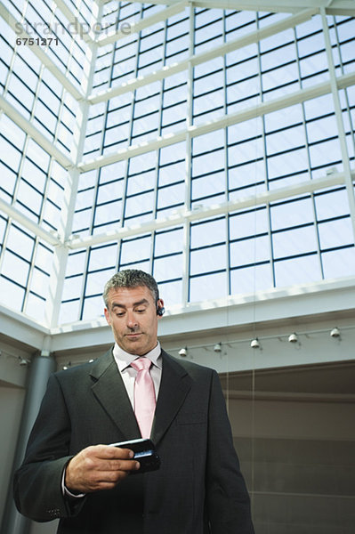 Handy  Einkaufszentrum  sehen  Geschäftsmann  Rede  Reden  Atrium