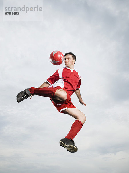 In der Luft schwebend  treten  Spiel  Fußball  Ball Spielzeug