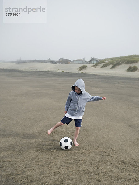 Strand  Junge - Person  treten  Fußball  Ball Spielzeug