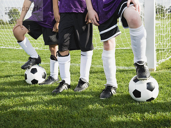 nahe stehend Junge - Person Ziel Feld Fußball