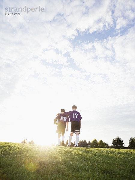 gehen Junge - Person Feld Fußball