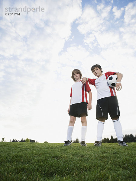 Portrait Junge - Person halten Fußball Ball Spielzeug