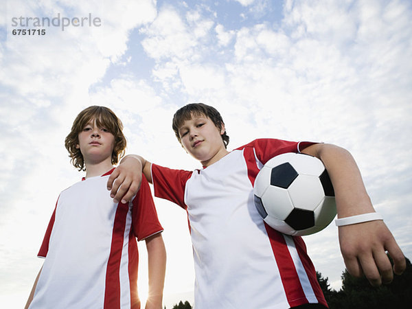 Portrait Junge - Person halten Fußball Ball Spielzeug