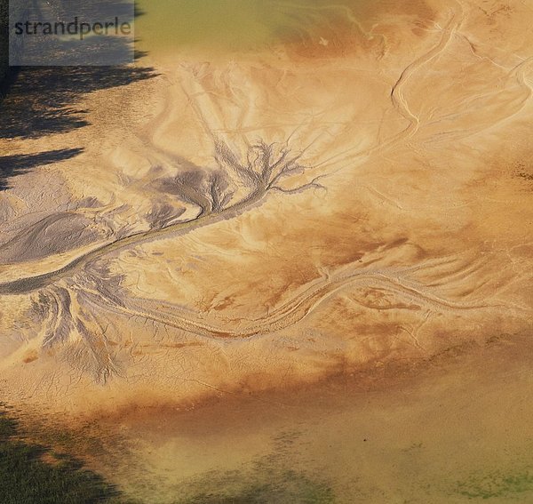 Muster im Sand eines Baggersees  Luftbild