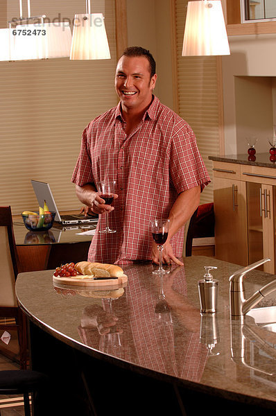 Mann  Glas  Wein  Küche  halten