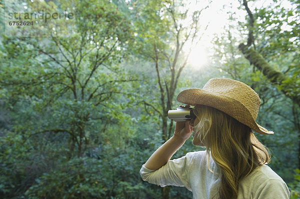 Wanderer mit einem Fernglas