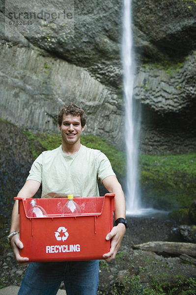 Mann mit Recyclingbehälter