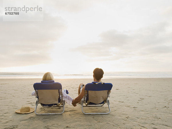 Paar entspannenden am Strand