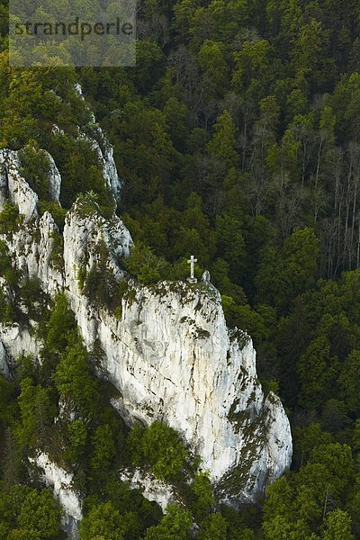 Kalkfelsen mit Gipfelkreuz im Donautal bei Hausen  Luftbild