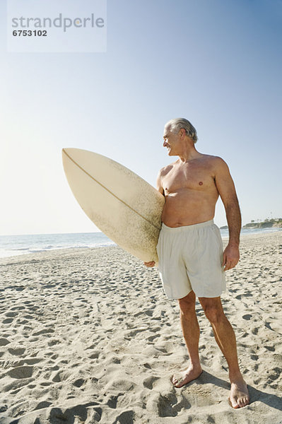 Mann Strand halten Surfboard