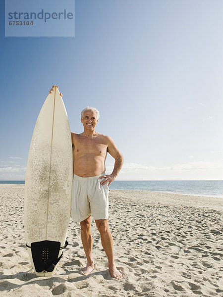 Mann Strand halten Surfboard