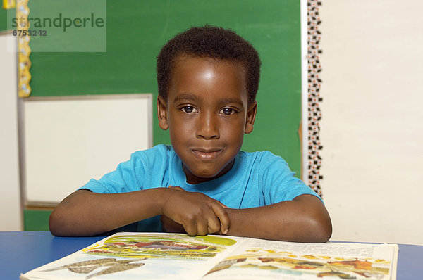 sehen  Buch  Junge - Person  Klassenzimmer  Taschenbuch