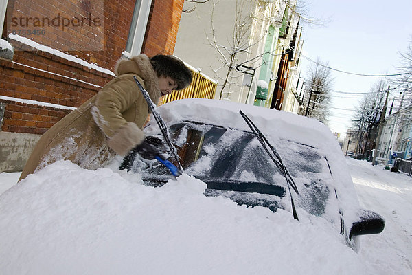 Frau  Auto  Reinigung  Schnee