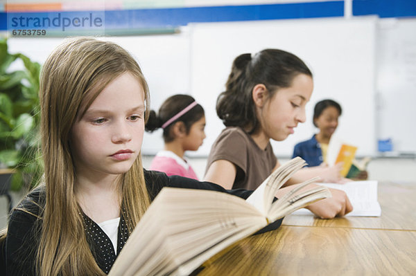 Schreibtisch  Buch  Schule  Student  vorlesen