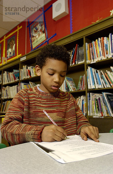 Junge - Person  arbeiten  Bibliotheksgebäude  Schule  alt  Jahr