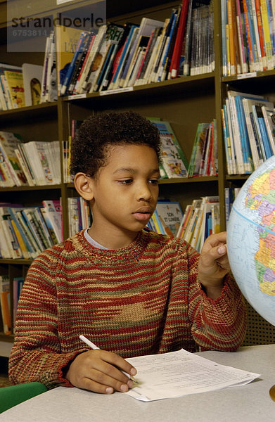 zeigen  Junge - Person  Bibliotheksgebäude  Schule  Globus  alt  Jahr