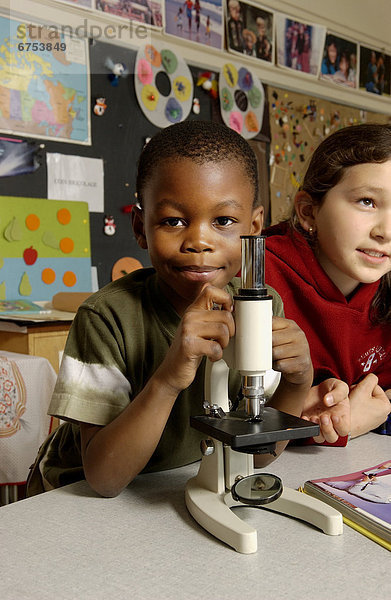 Junge - Person  Klassenzimmer  jung  Mikroskop