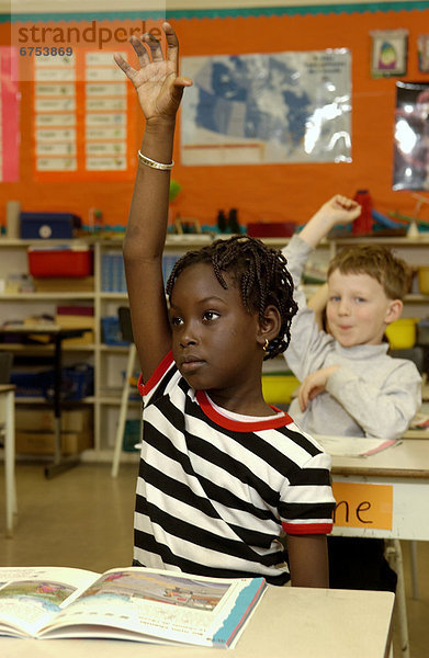 heben  Klassenzimmer  7  sieben  Mädchen  alt  Jahr