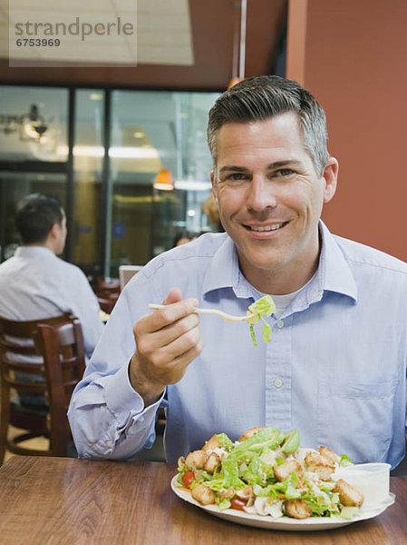 Mann  Salat  Restaurant  essen  essend  isst
