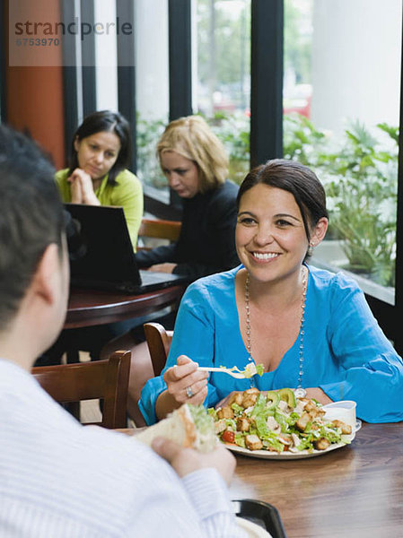 Frau isst Salat im Restaurant