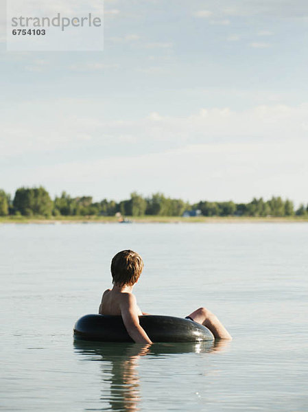 Junge - Person  fließen  See  12-13 Jahre  12 bis 13 Jahre  klingeln  Gummi
